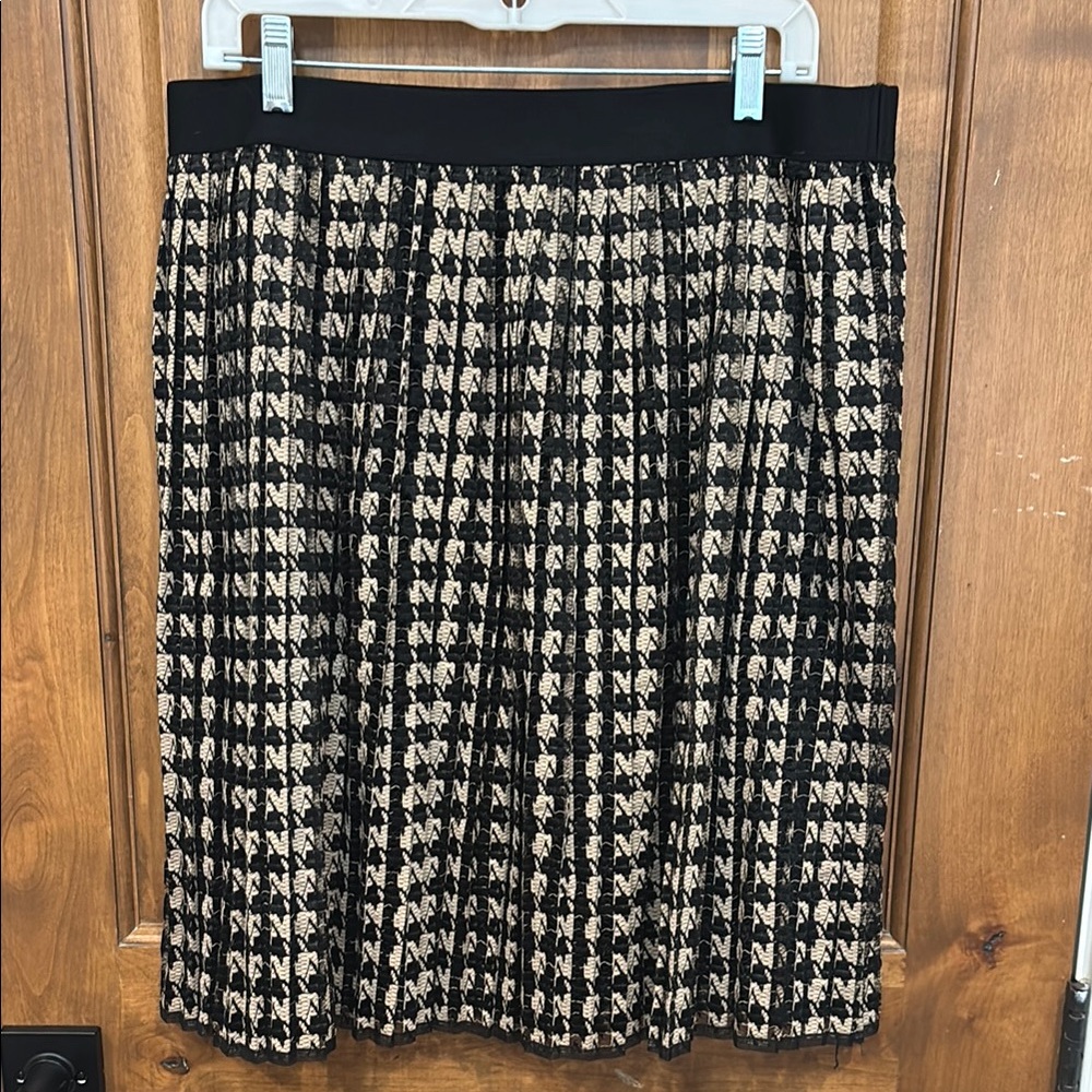 Max studio specialty products pleated lace skirt